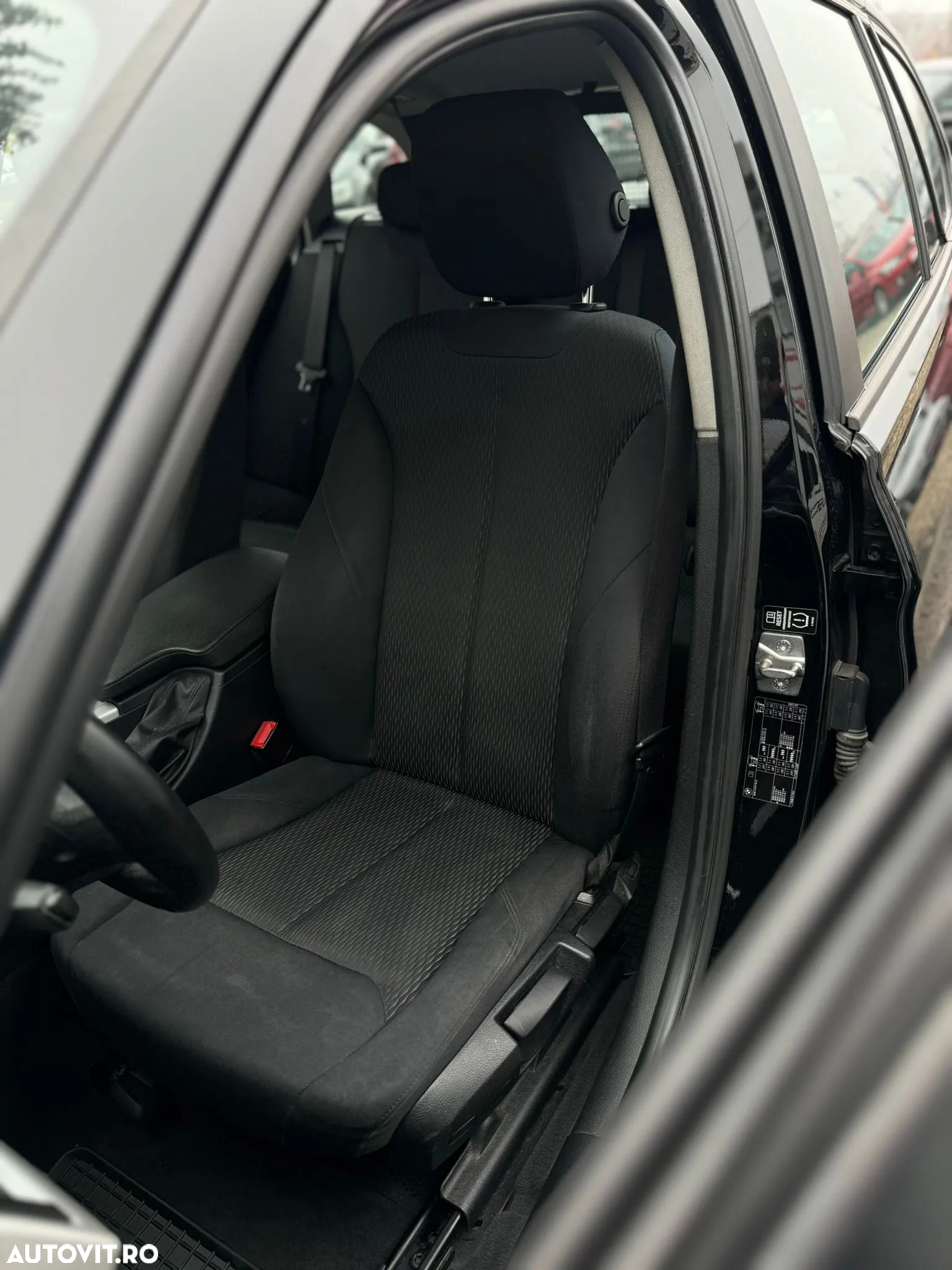 BMW Seria 3 320d DPF Touring Aut. - 38