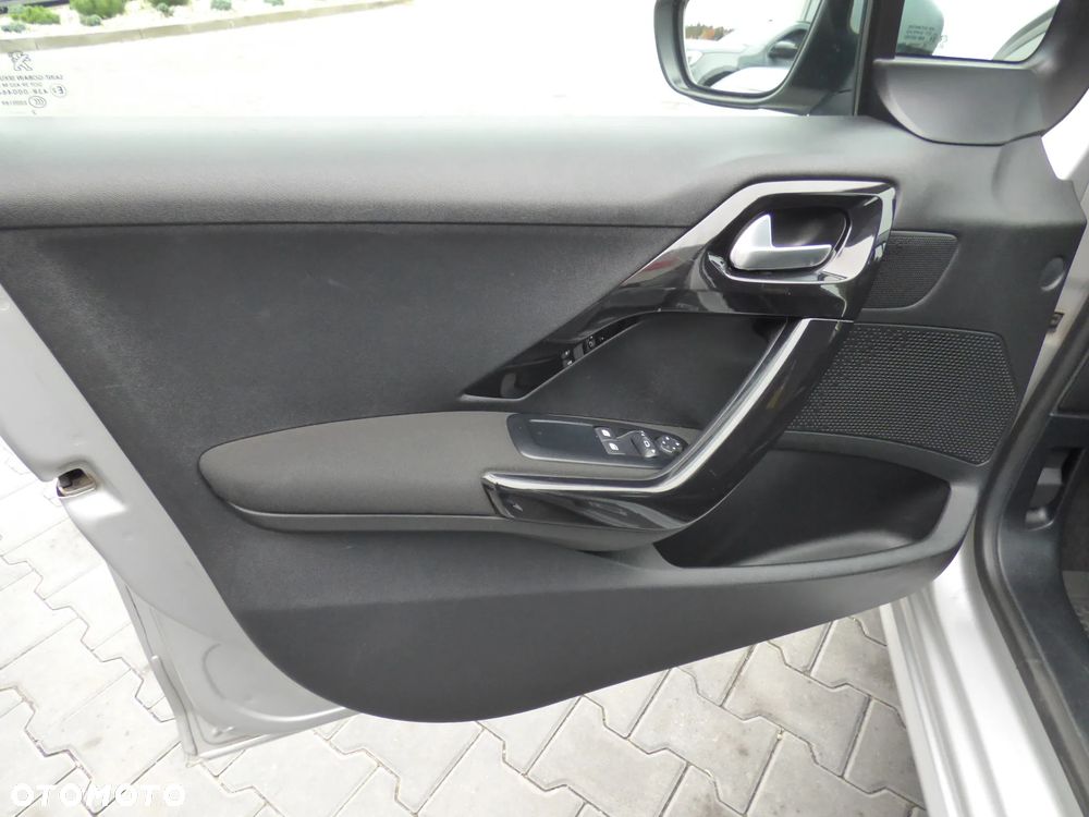 Peugeot 208 - 12