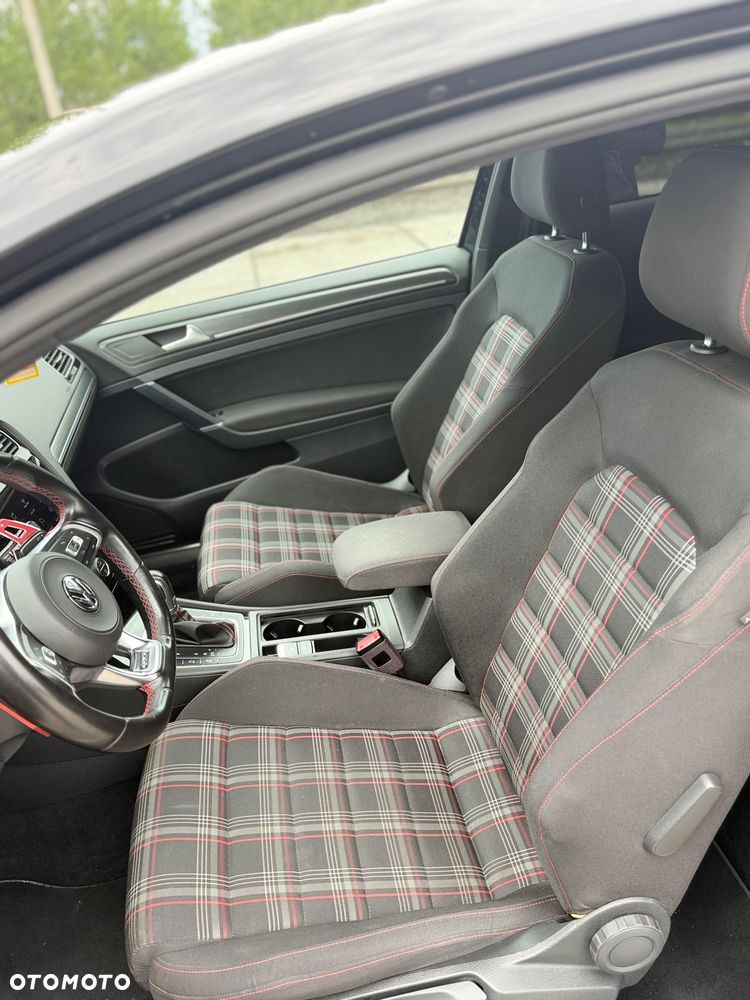 Volkswagen Golf - 27