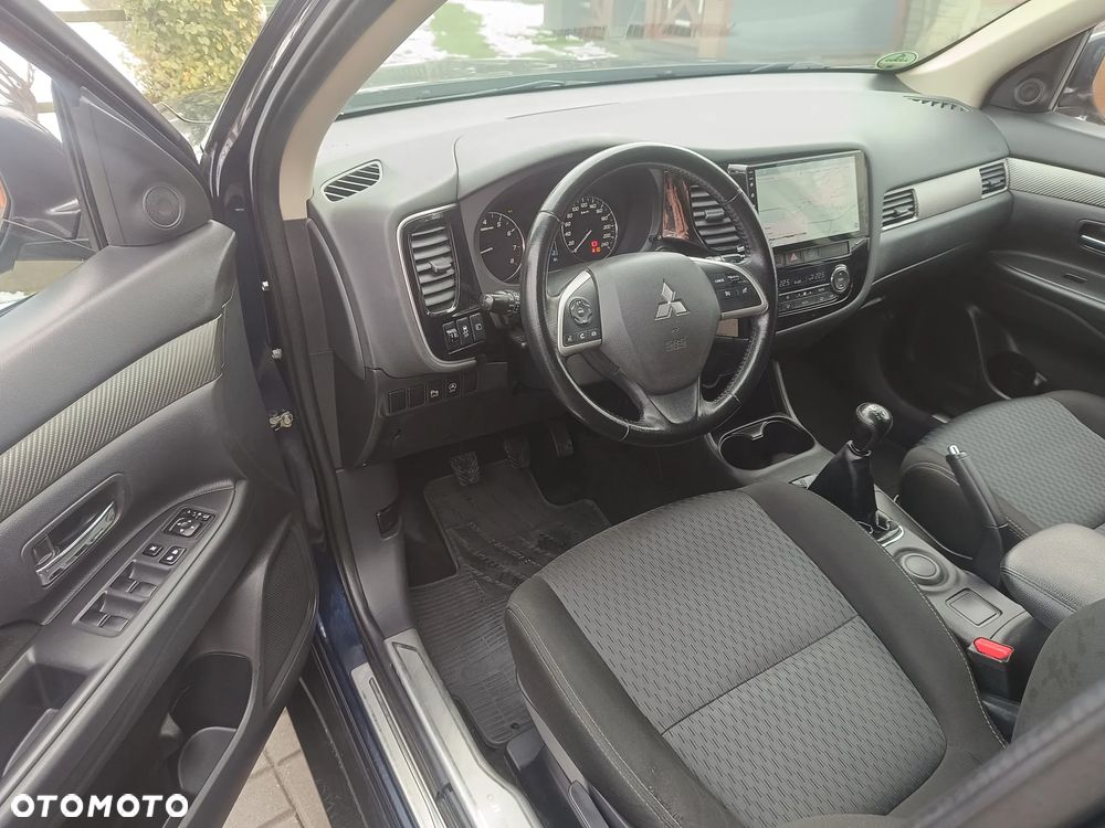 Mitsubishi Outlander 2.0 Invite + 2WD - 32