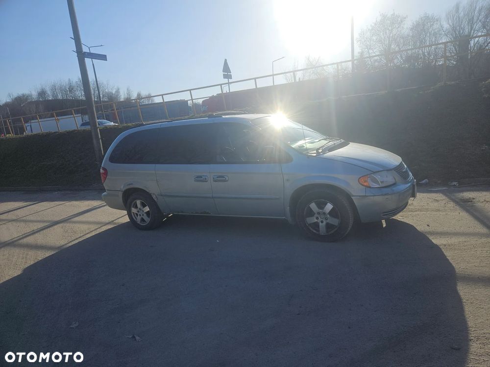 Chrysler Town & Country - 4