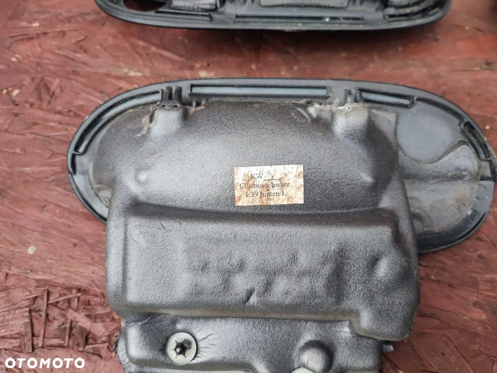 BMW E38 / E39 ORYGINALNY KOMPLET KLAMET ZEWNĘTRZNYCH W KOL. COSMOSCHWARZ 303/9, WERSJA EUROPA, LEWA / PRAWA / TYŁ / PRZÓD. O NR: 8 235 097 / 8 235 098 /  8 245 465 / 8 245 466 OEM. W BARDZO DOBRYM STANIE TECHNICZNYM. - 8
