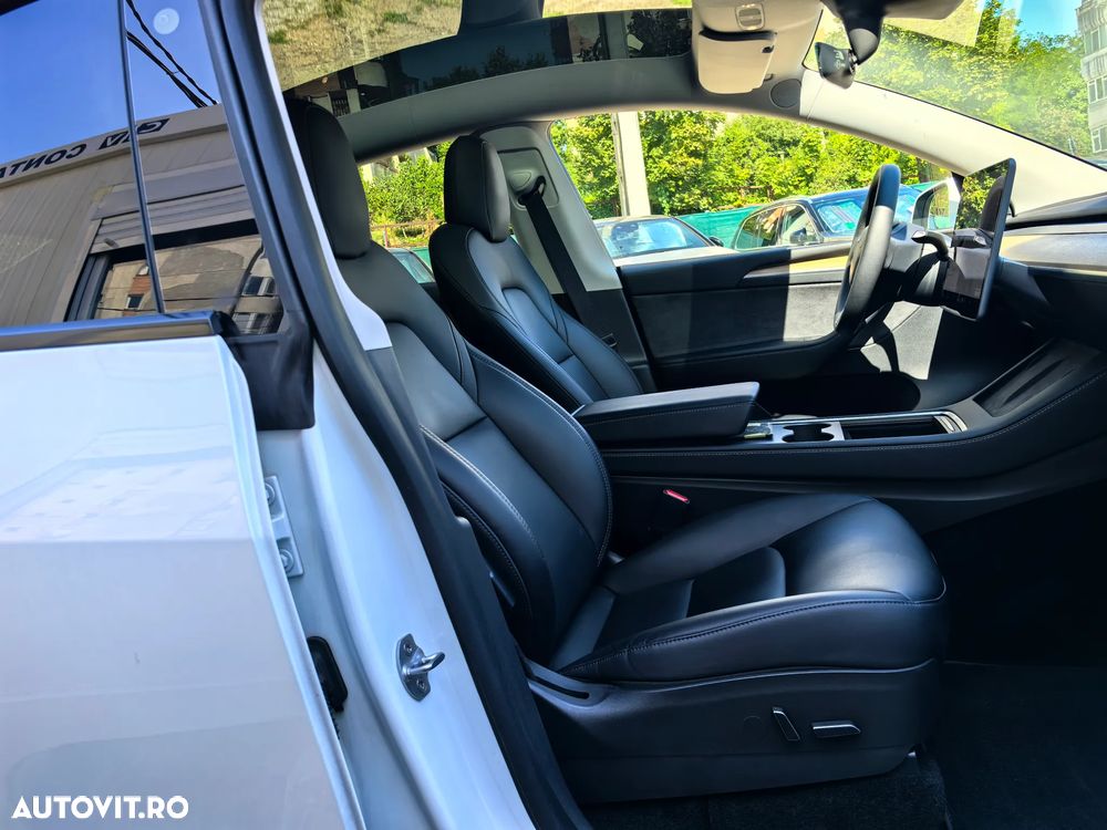Tesla Model Y Long Range Dual Motor AWD - 12