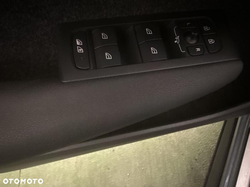 Volvo XC 40 B3 Plus Dark - 12