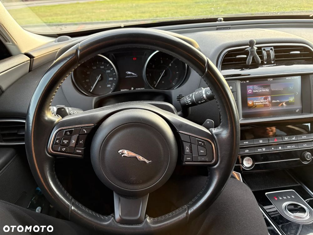 Jaguar XE 2.0 D Prestige - 7