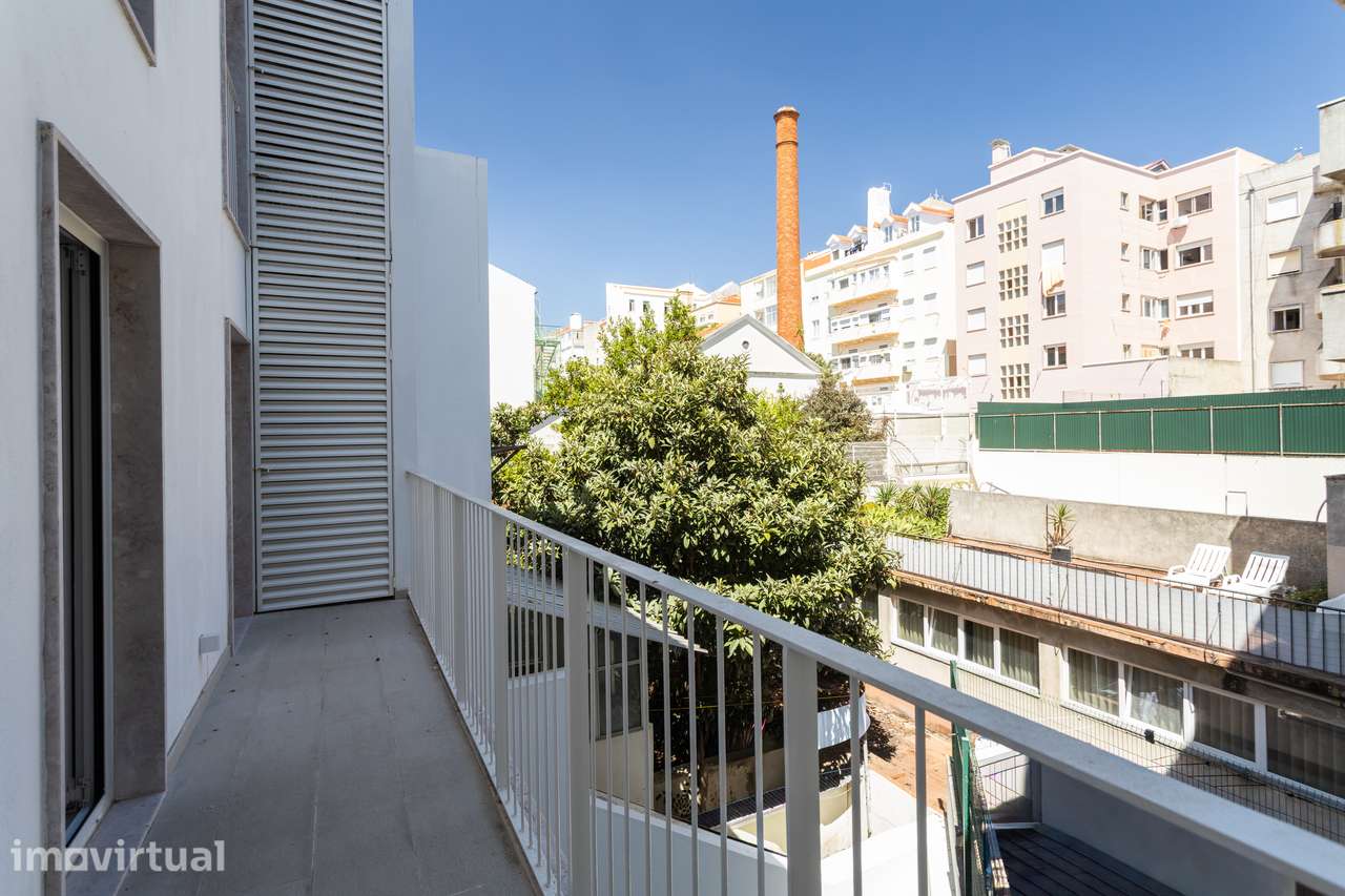 T2 com  varanda no centro de Lisboa em Arroios a 3 minutos do metro - Grande imagem: 4/35