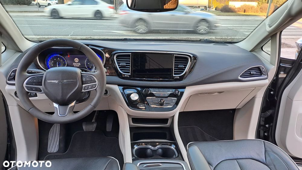 Chrysler Pacifica - 12