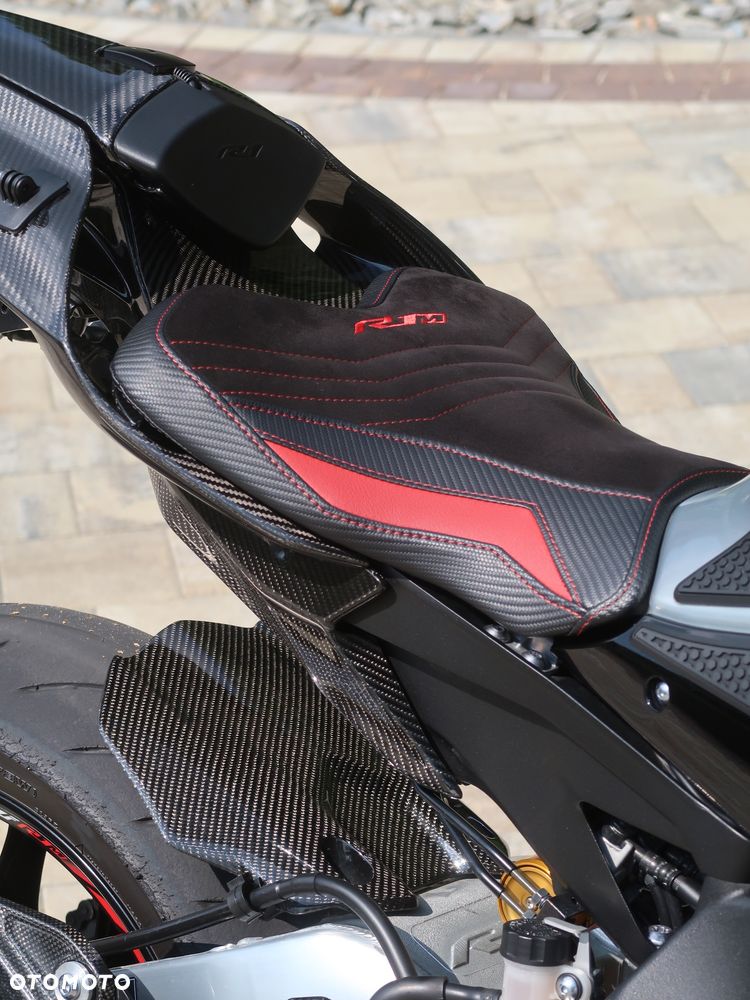 Yamaha R1 - 25