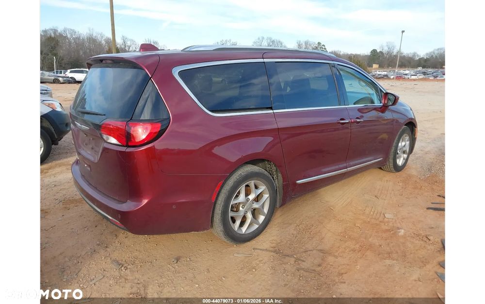 Chrysler Pacifica - 4