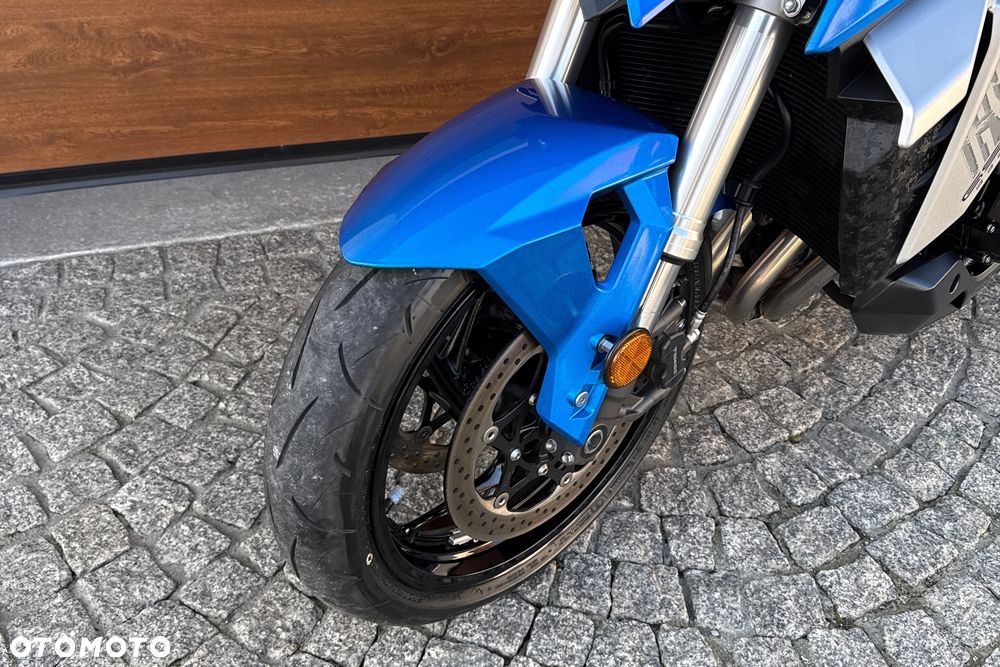 Suzuki GSX - 21