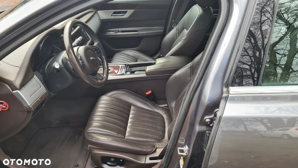 Jaguar XF 20d Portfolio - 3