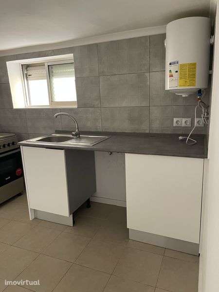 Aluguer andar de moradia T2 (cave) - Grande imagem: 2/12