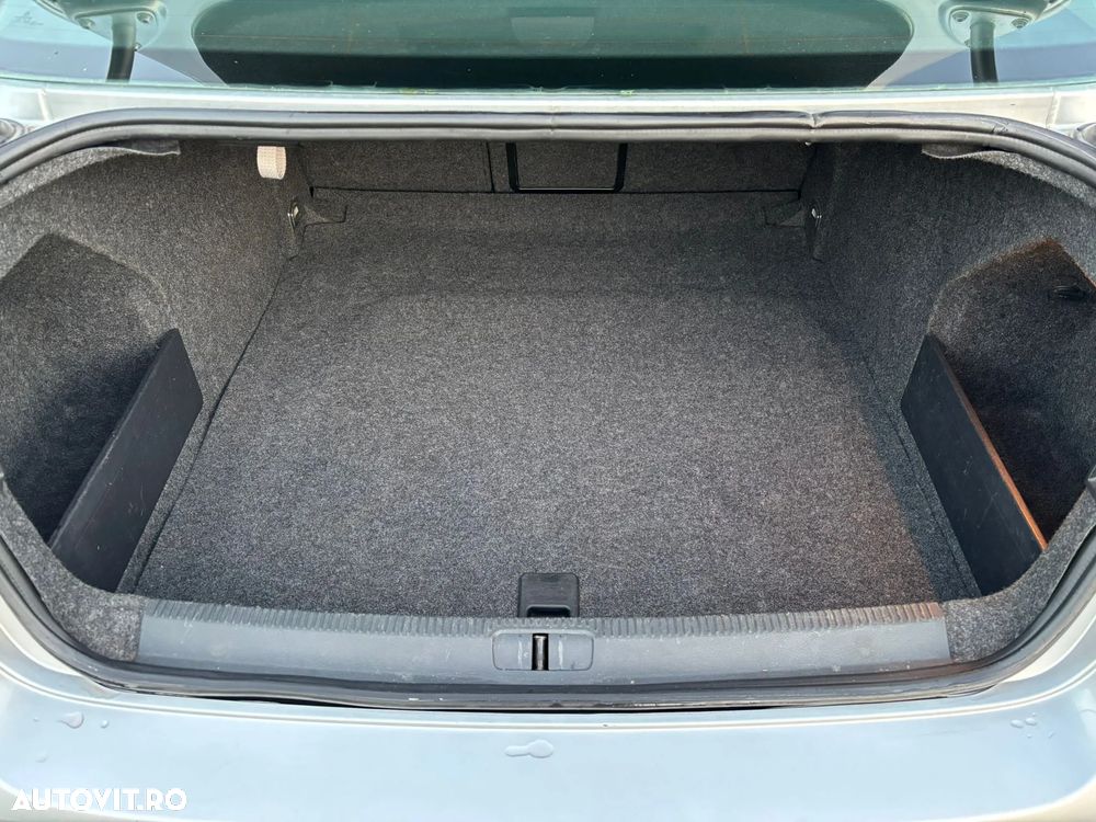 Volkswagen Passat Variant 2.0 TDI DSG Individual - 13