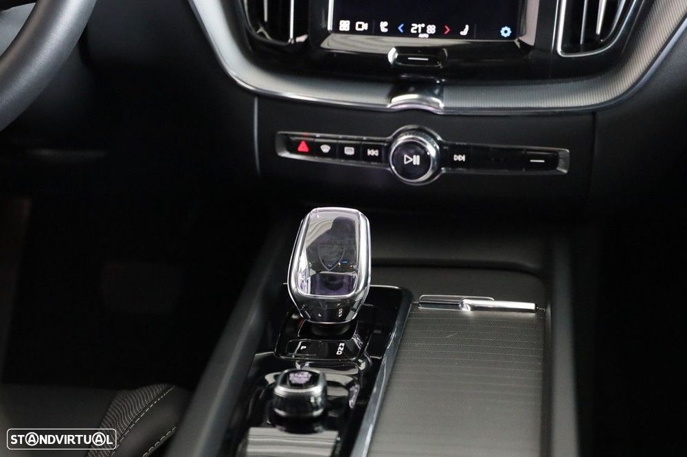 Volvo XC 60 2.0 B4 Plus Dark - 23