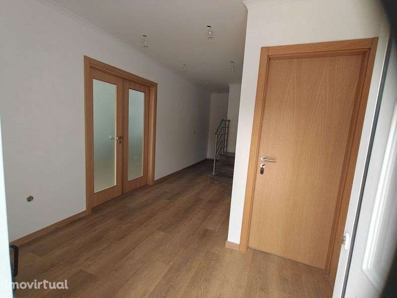 Moradia V3 +1 com piscina a 3 minutos do Palácio do Gelo - Grande imagem: 2/8