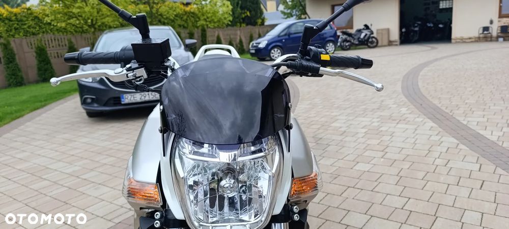 Suzuki GSR - 20
