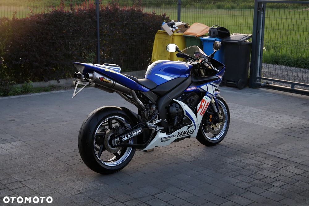 Yamaha R1 - 11