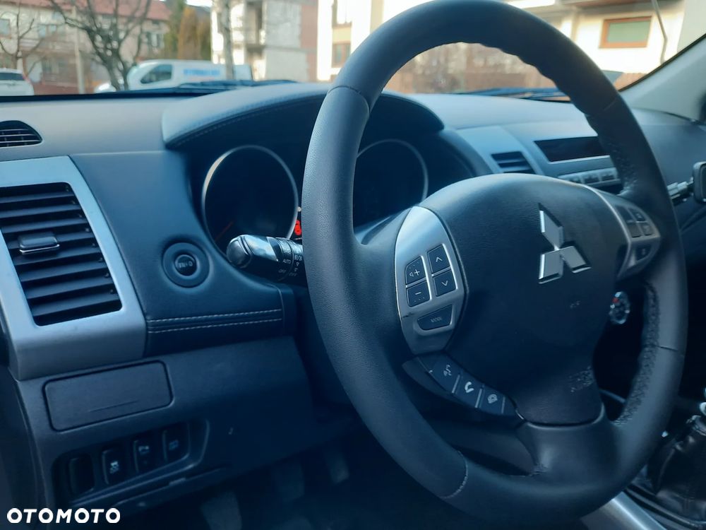 Mitsubishi Outlander - 14