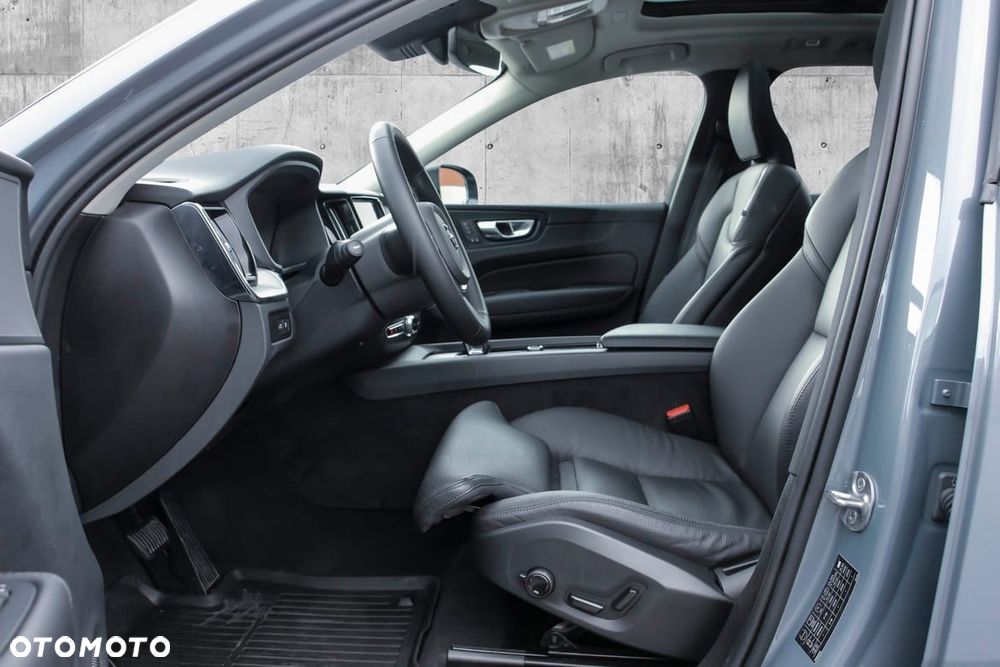 Volvo XC 60 T6 Plug-In Hybrid AWD Plus Dark - 9