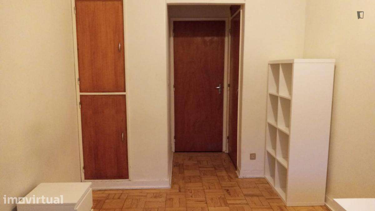 Quarto - localizado em Baixa Coimbra - Grande imagem: 2/11