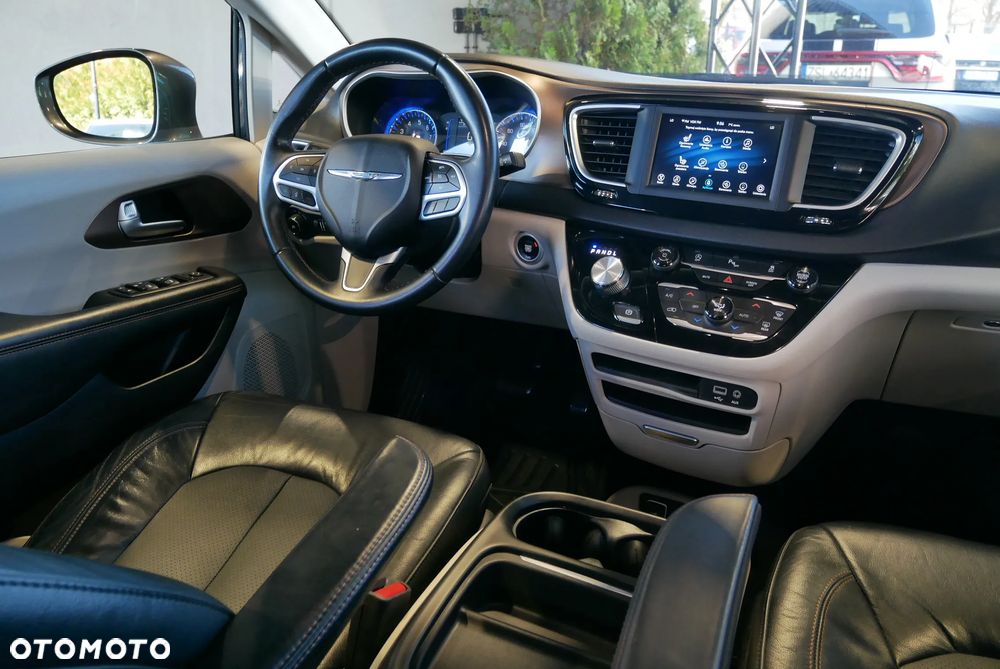 Chrysler Pacifica - 17