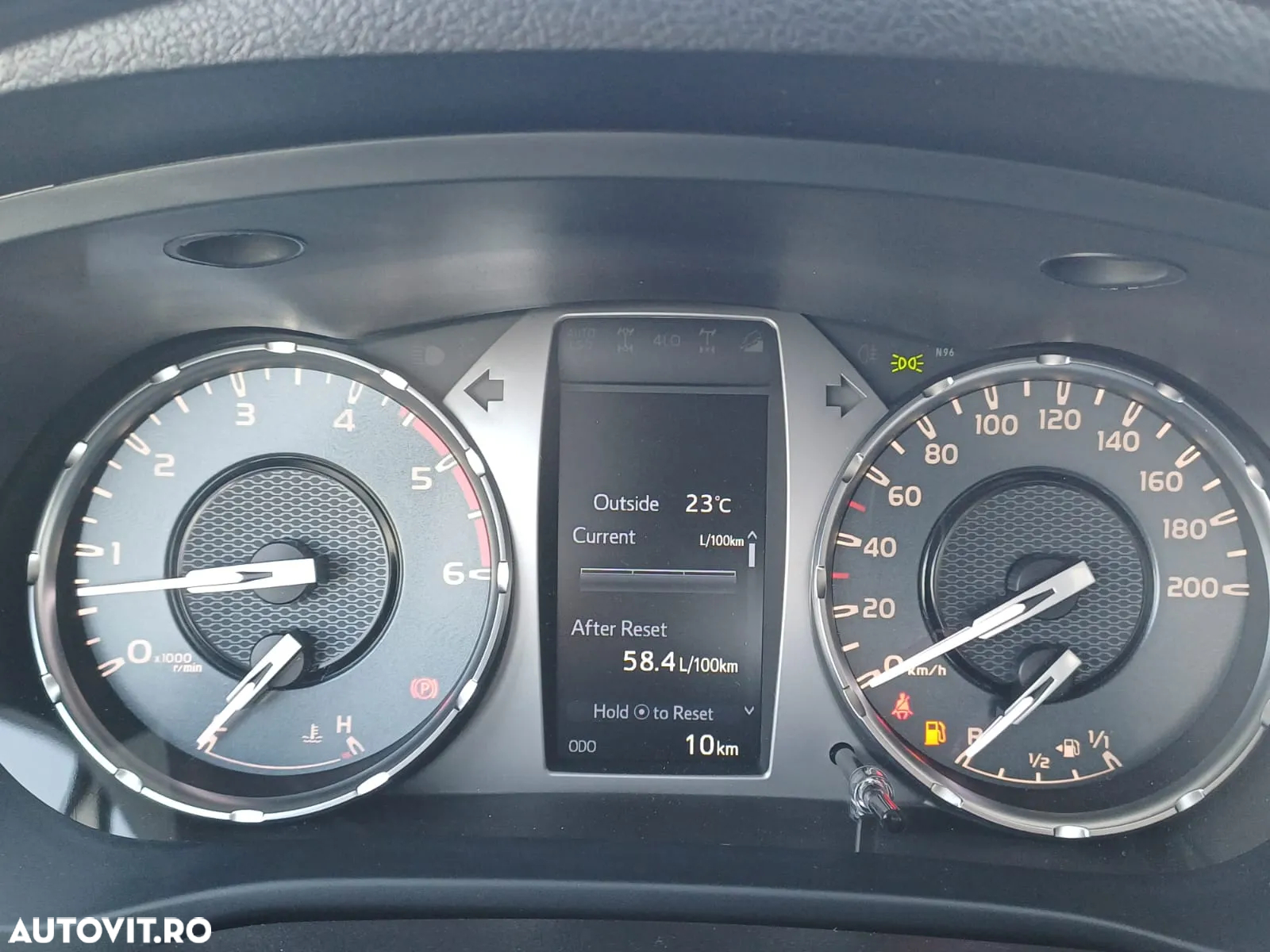 Toyota Hilux - 12