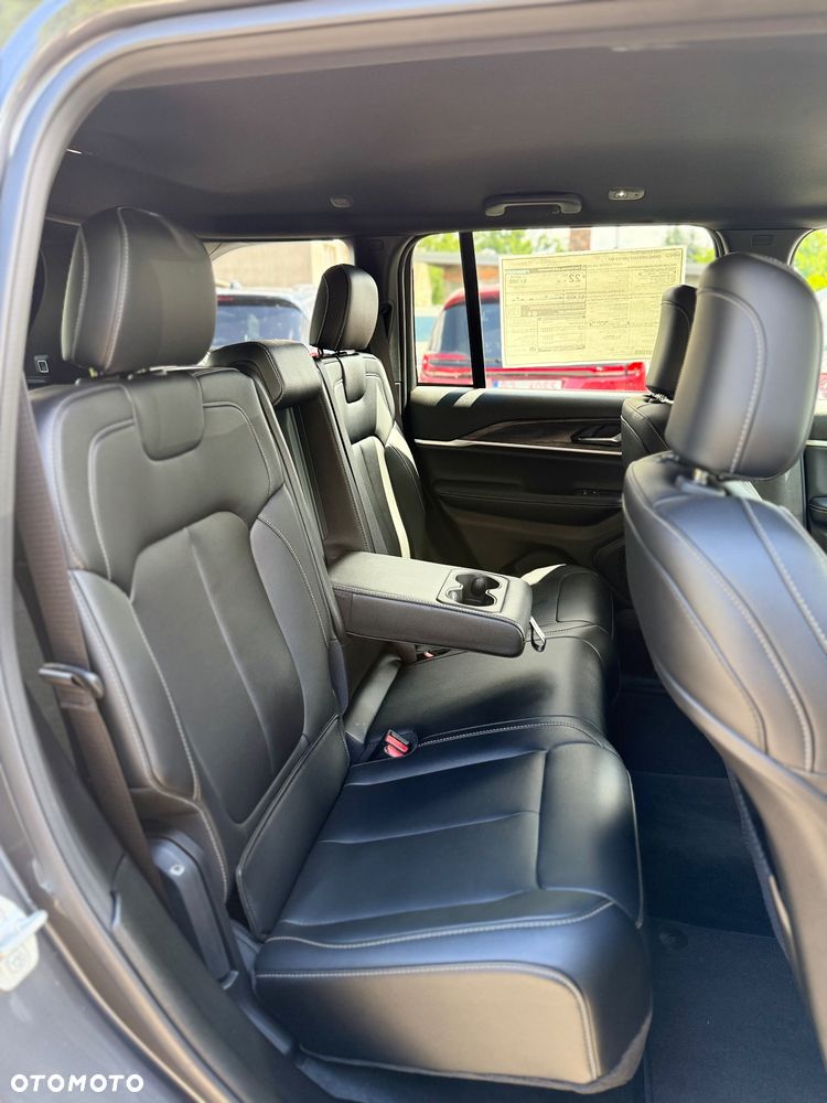 Jeep Grand Cherokee - 33