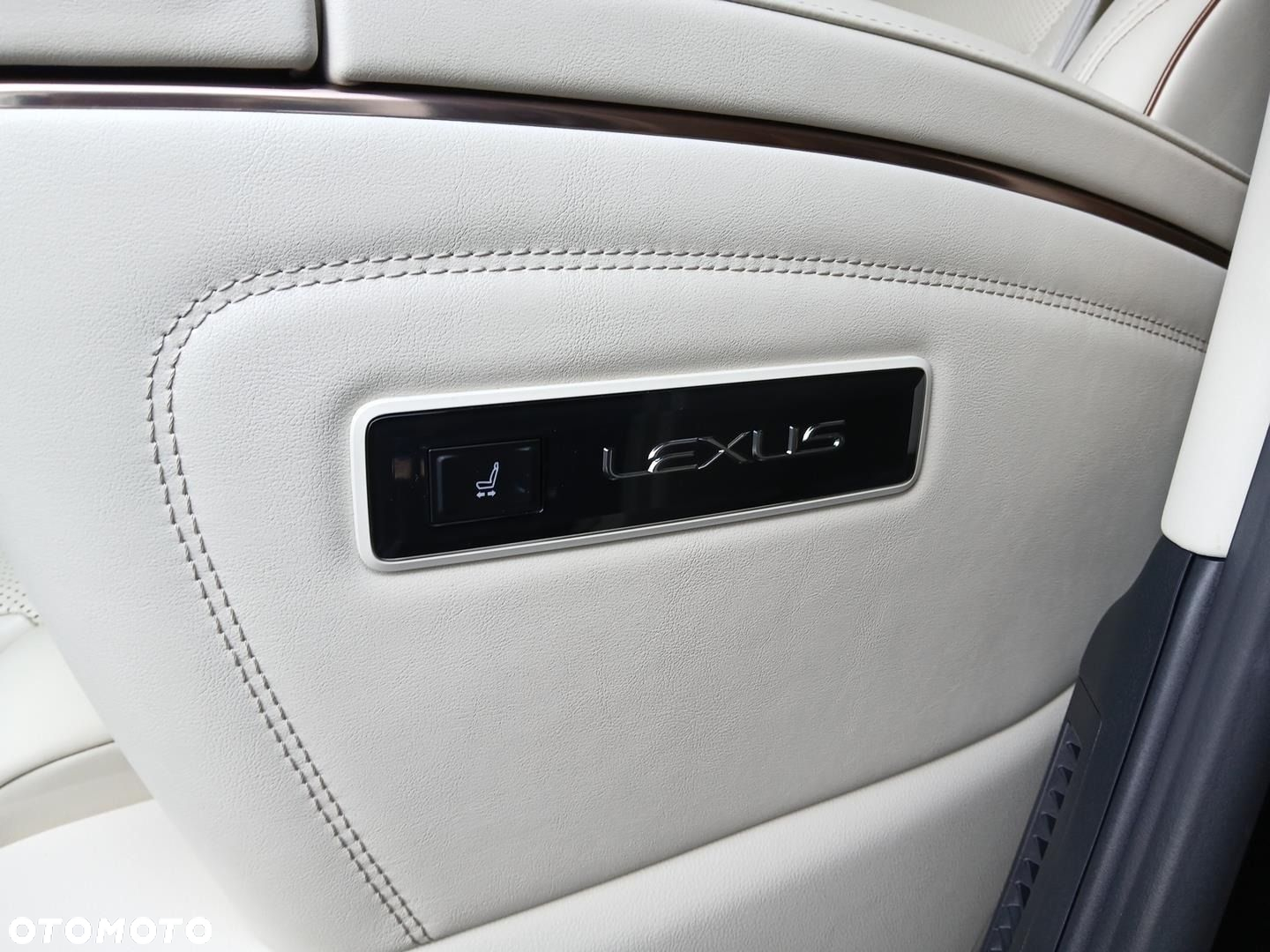 Lexus LM - 27