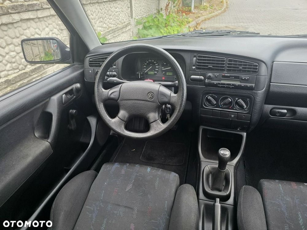 Volkswagen Golf 1.6 - 16
