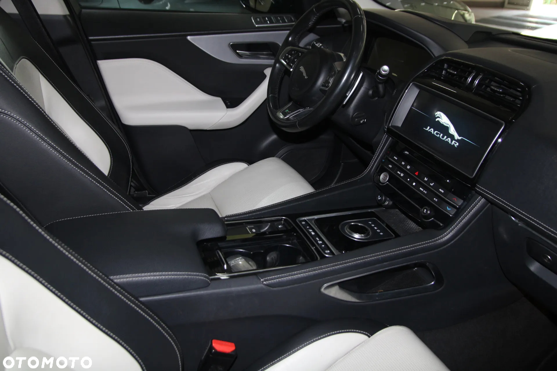 Jaguar F-Pace 3.0 V6 AWD R-Sport - 9