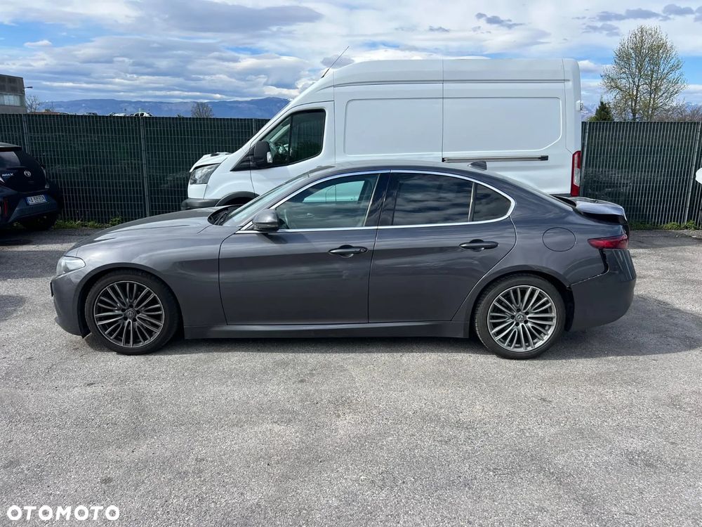 Alfa Romeo Giulia 2.2 - 8