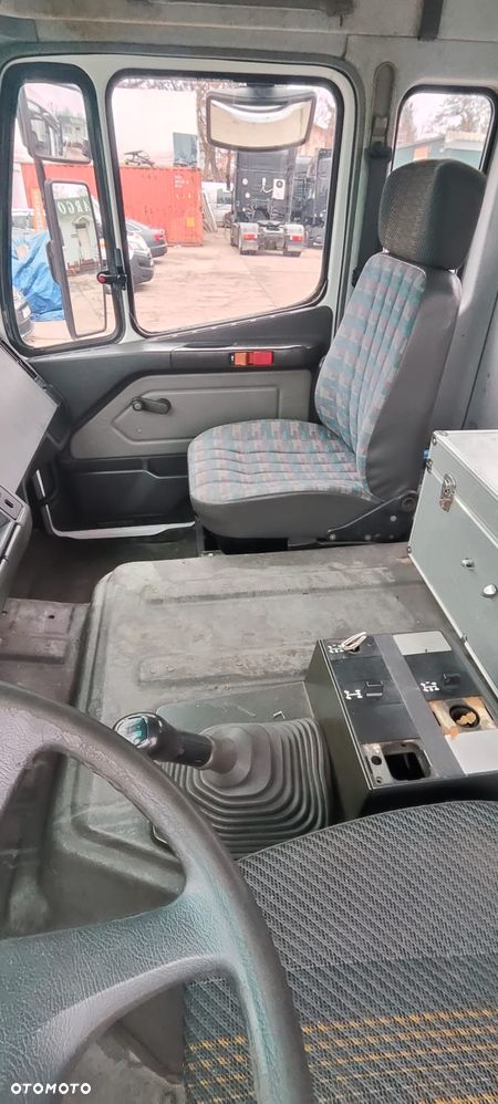 Mercedes-Benz 1827 - 11