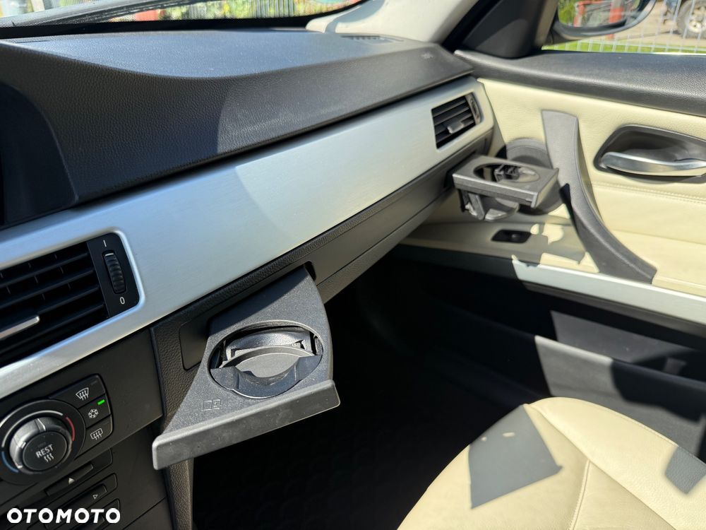 BMW Seria 3 325i Touring - 26