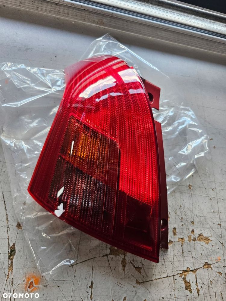 suzuki swift iii lampa lewa tył oe 35670-63j00 - 1