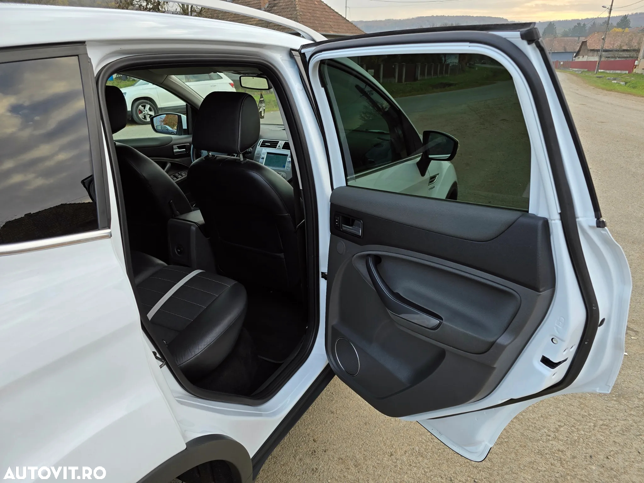 Ford Kuga 2.0 TDCi 2x4 Titanium - 33
