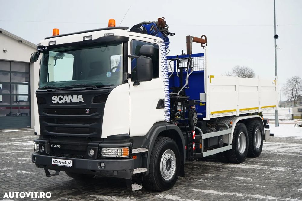 Scania G 370 / 6x4 / BASCULĂ SPATE + HIAB 144E S-3 HDS / RADIOCOMANDĂ / ROTATOARE / FURCĂ PENTRU PALEȚI / EURO 6 / - 7