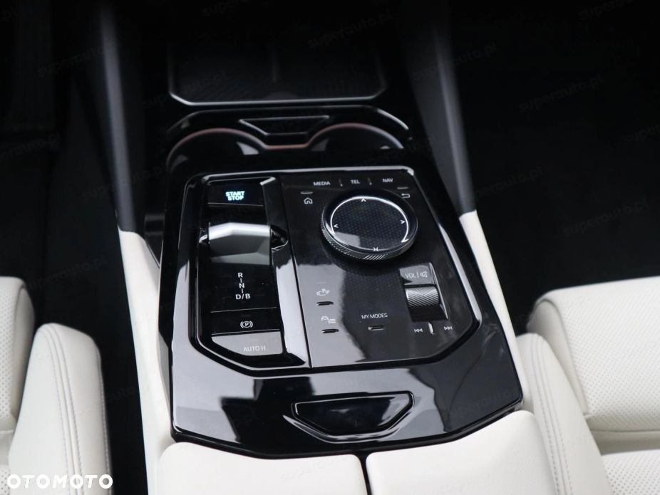 BMW i5 - 12