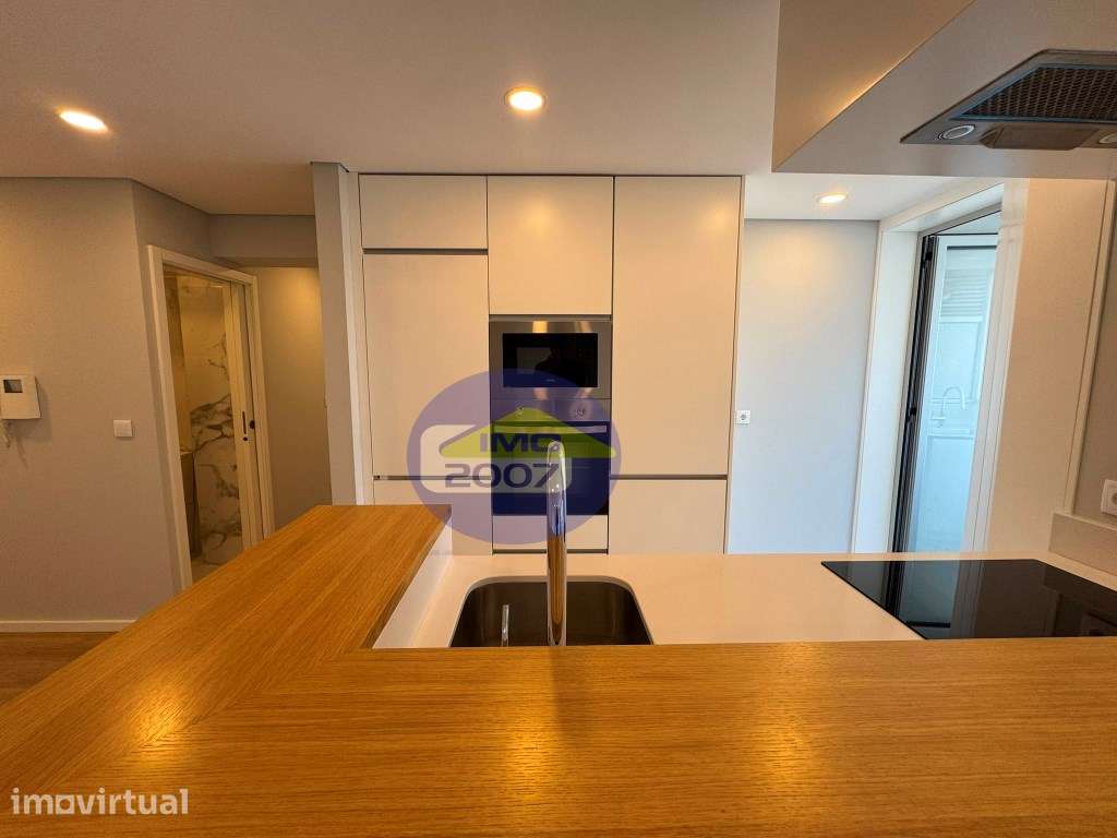 Apartamento T2 no Porto - Grande imagem: 2/19