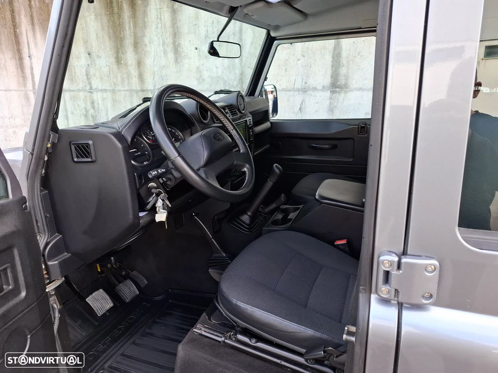 Land Rover Defender - 7