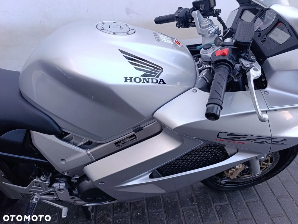 Honda VFR - 28