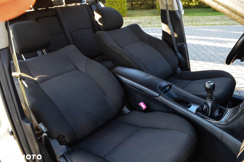 Toyota Avensis 1.8 Comfort - 30