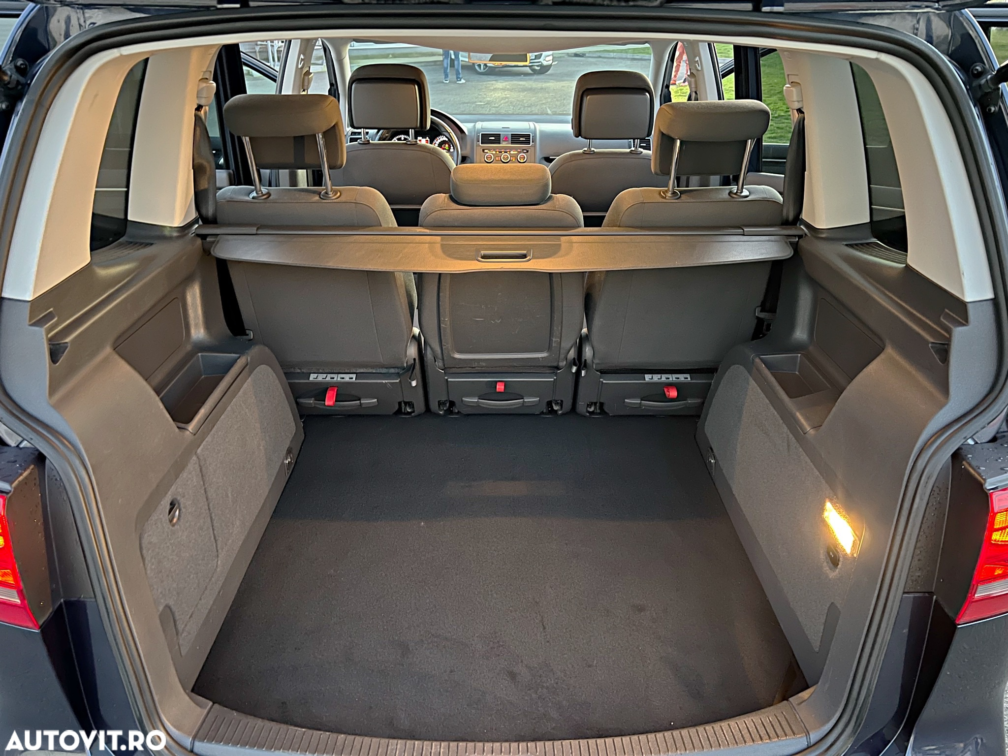 Volkswagen Touran 2.0 TDI DPF BlueMotion Technology DSG Highline - 7