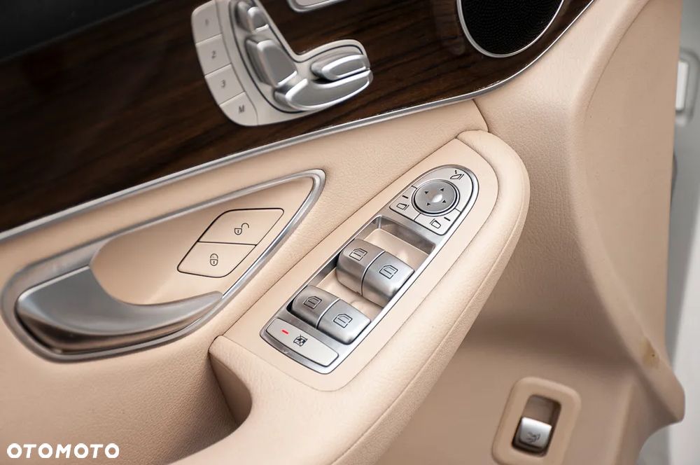 Mercedes-Benz GLC 300 4Matic 9G-TRONIC AMG Line - 24