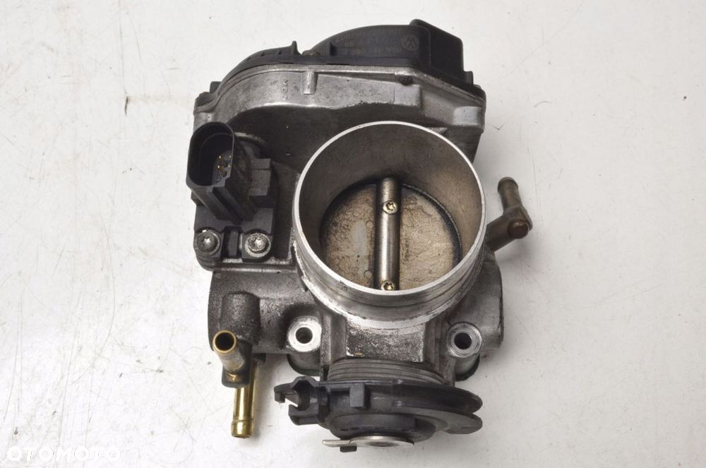 VOLKSWAGEN BORA 2.0i PRZEPUSTNICA 06A133066E - 1