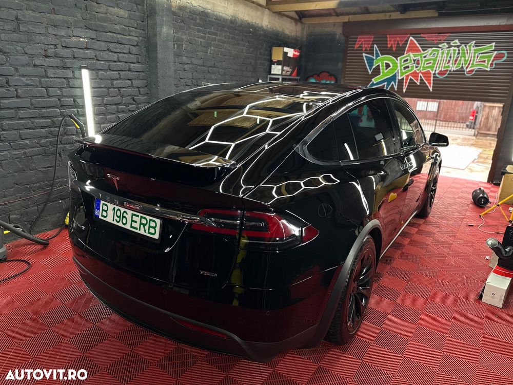 Tesla Model X - 7