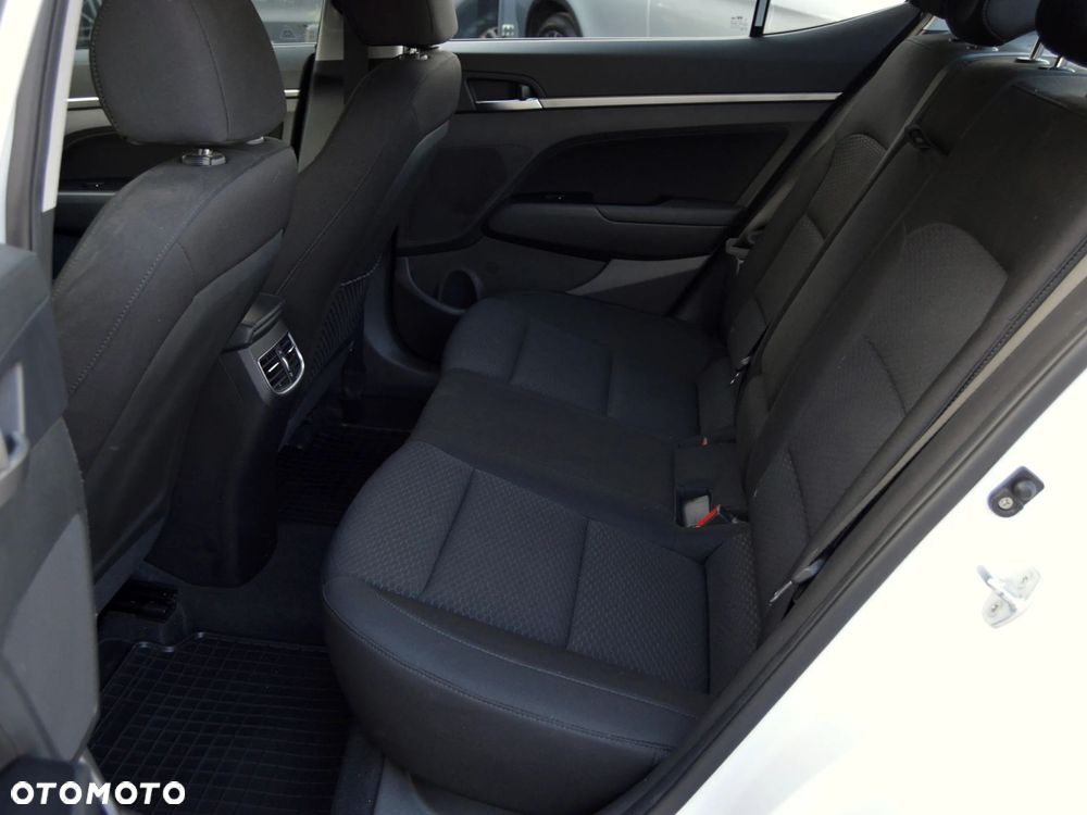 Hyundai Elantra 1.6 Comfort - 9