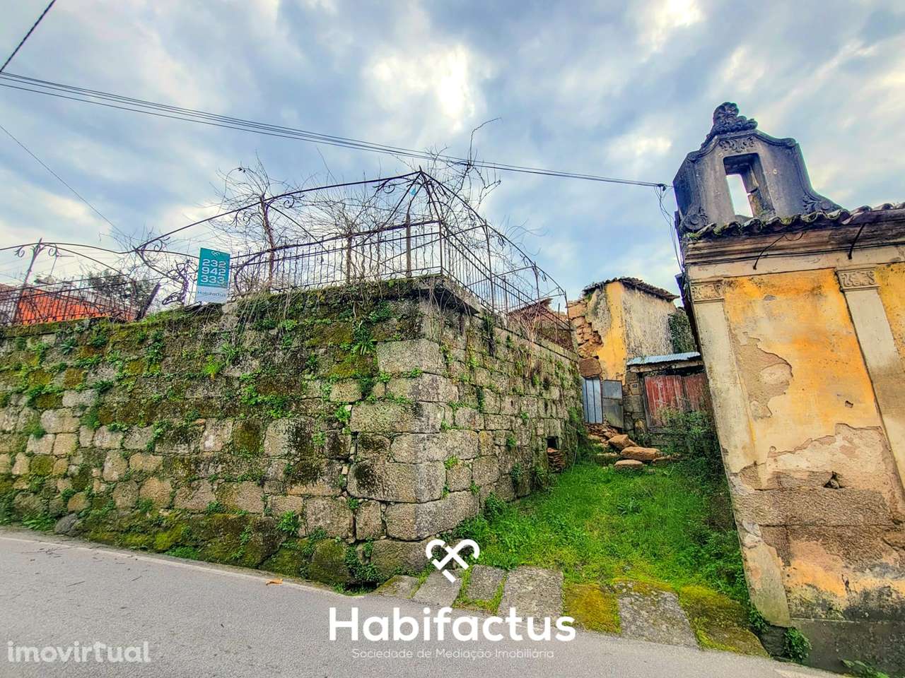 Moradia Nobre T3 Isolada, Abrasonada para Reconstrução Total, á venda - Grande imagem: 2/25