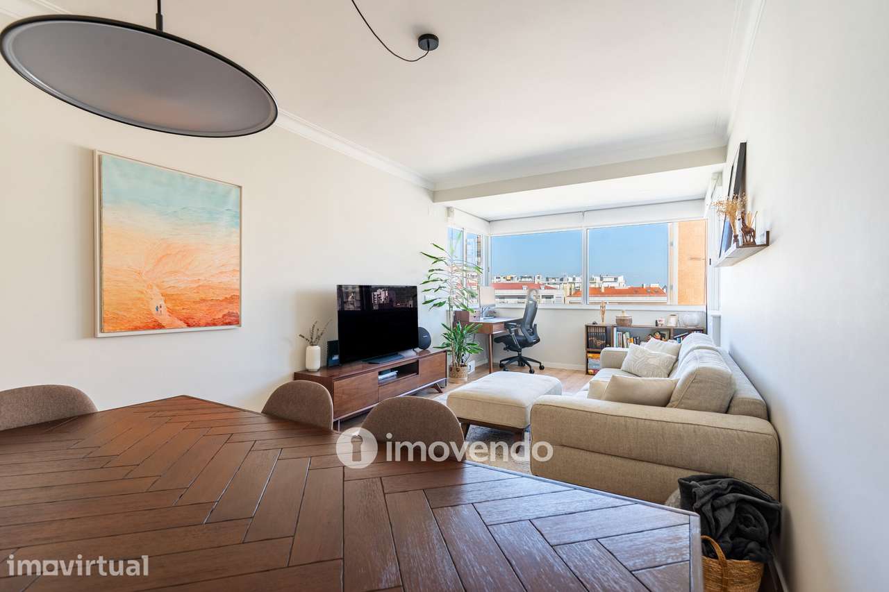 Apartamento T2, totalmente renovado e com áreas amplas, em Benfica - Grande imagem: 4/53