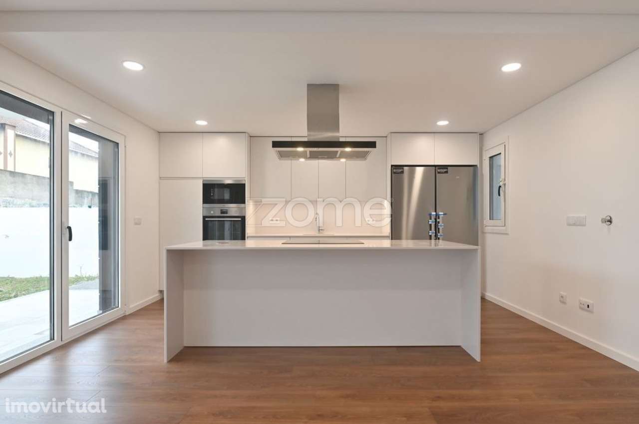 Moradia T4, a estrear, com 3 pisos, localizada em S. Domingos de Rana. - Grande imagem: 4/27