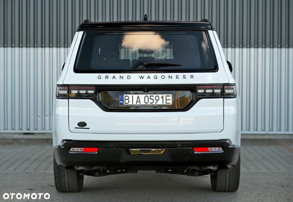 Jeep Grand Wagoneer - 13